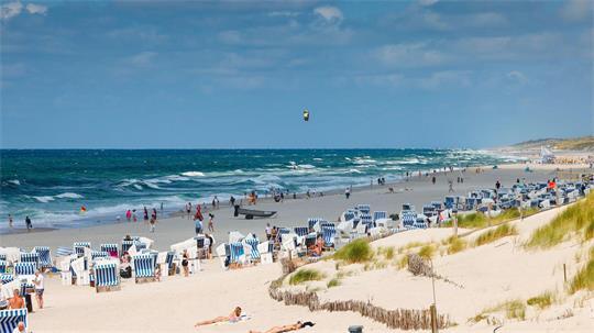 Auch auf den Inseln und an der Küste wird es sehr warm - aber nicht so heiß wie im Binnenland. (Archivbild)