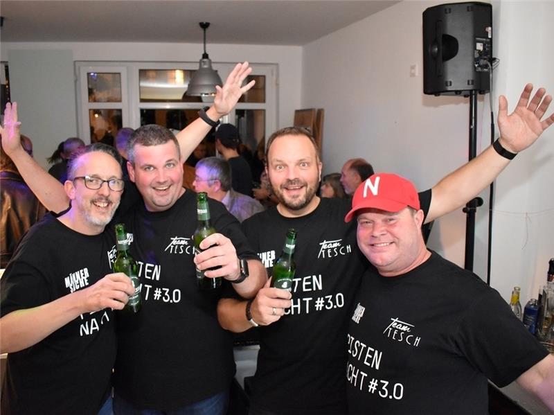 (Fast)-Lautlos-Konzert bereichert Pistennacht in Buxtehude Auch auf der anderen Seite des Tresens herrscht bei Tesch-Männersache am Westfleth bei der „Pistennacht #3.0“ in Buxtehude ausgelassene Party-Stimmung : Jan, Meikel und Olaf öffneten Ratsherrn-Bierflaschen im Akkord, während DJ Larry the Le