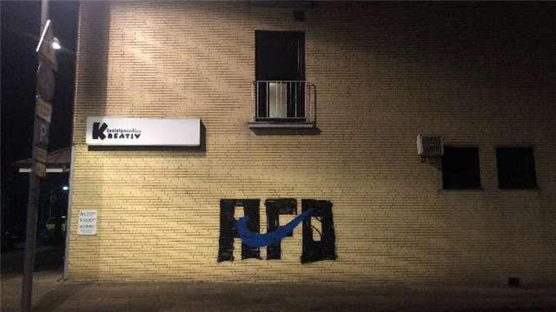 Auf einer Hauswand in der Poststraße in Buxtehude prangt "AFD".