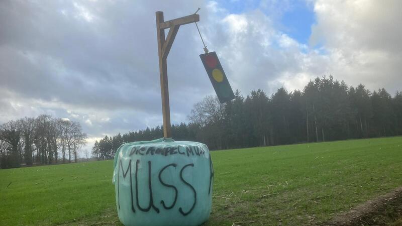 Massive Kritik an den Ampel-Galgen im Kreis Stade Auch auf einer Wiese bei Groß Sterneberg wurde ein Galgen mit Ampel aufgestellt.