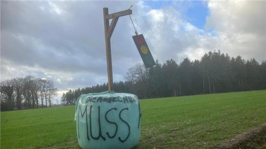 Auch auf einer Wiese bei Groß Sterneberg wurde ein Galgen mit Ampel aufgestellt.