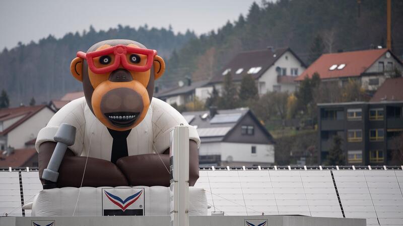 Werbe-Ikone: Trigema-Affe erhält neuen Look Auch aufgeblasen gibt es den Trigema-Affen - hier auf dem Dach der Firmenzentrale in Burladingen.
