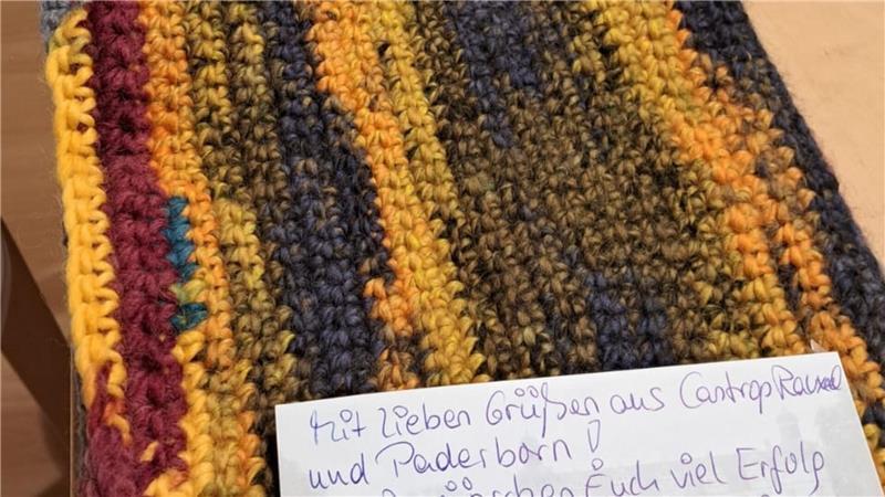 Auch aus Castrop-Rauxel und Paderborn treffen Quadrate für das „bunte Band der Menschlichkeit“ ein.