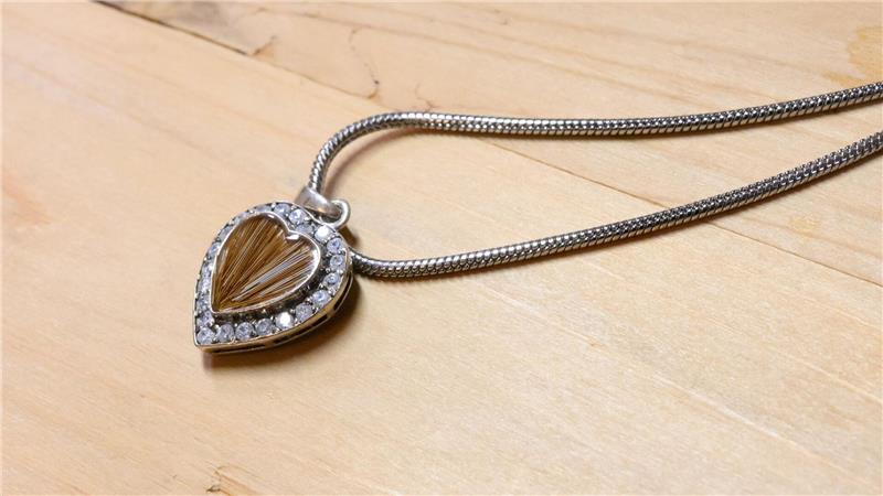 Schmuck aus Pferdehaar - Peinerin fertigt emotionale Kunst Auch aus kleinen Tierhaaren wie hier von einer Katze lassen sich Schmuckstücke fertigen.