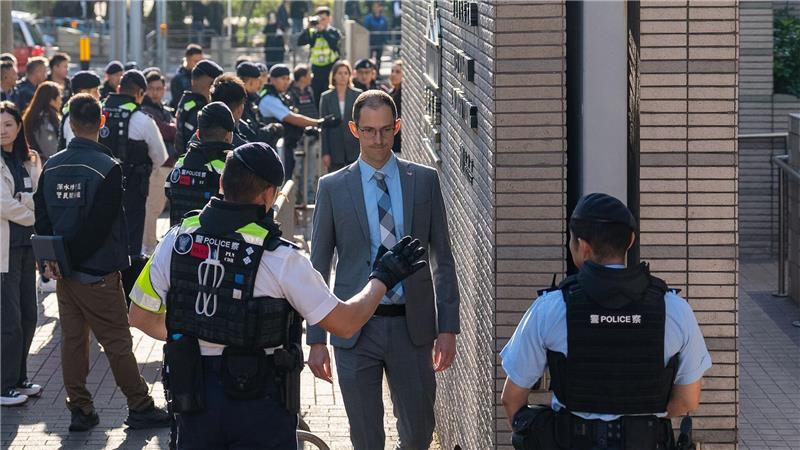 Hongkonger Medienmogul Jimmy Lai schuldig gesprochen Auch ausländische Diplomaten kamen zur Verkündung des Urteils.