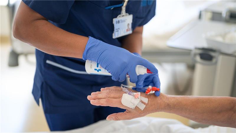 Auch ausländische Frauen arbeiten in Deutschland häufig in Engpassberufen. (Archivbild)