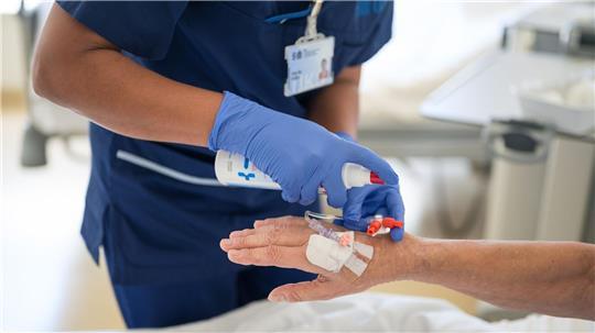 Auch ausländische Frauen arbeiten in Deutschland häufig in Engpassberufen. (Archivbild)