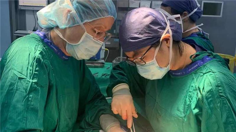 Auch bei Operationen hatte die Ärztin Iris Cybulka Jachertz im Krankenhaus in Nanjing ihre Dolmetscherin dabei.