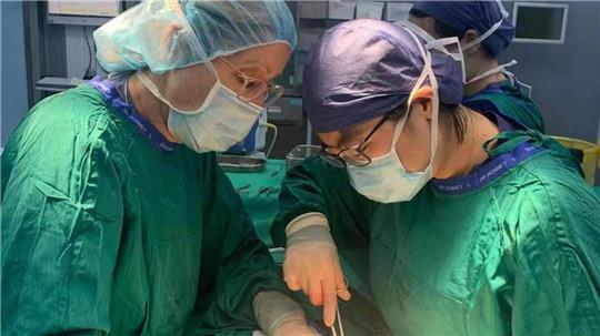 Auch bei Operationen hatte die Ärztin Iris Cybulka Jachertz im Krankenhaus in Nanjing ihre Dolmetscherin dabei.