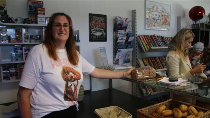 Auch bei Regen ein Lächeln: Kiosk-Mitarbeiterin Michaela Buck sorgt mit Kuchen, Tipps und guter Laune für Stimmung auf dem Platz. 