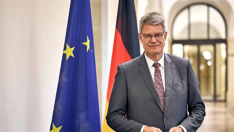 Schnieder sieht Hitzeschutz als zunehmend wichtige Aufgabe Auch bei der Bahn stelle man sich immer stärker auf Hitzeschutz ein, so Schnieder.