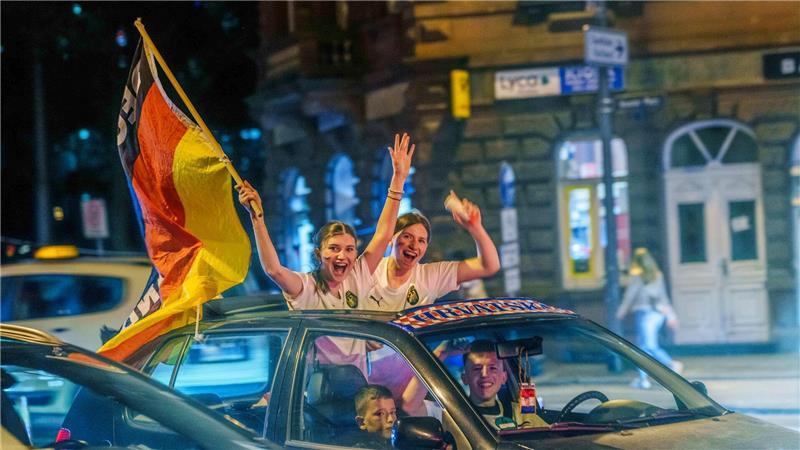 Hochzeit oder WM-Sieg: Autokorsos beschäftigen Polizei in der Region Auch bei der bevorstehenden Fußballweltmeisterschaft wird es zu spontanen Feiern der Fans auf den Straßen kommen. Das ist ausdrücklich erlaubt und willkommen – solange die Rücksicht auf andere nicht auf der Strecke bleibt.