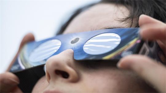 Auch bei der partiellen Sonnenfinsternis ist das Licht so stark, dass es die Netzhaut schädigen kann - und ohne Filter auch den Sensor der Kamera.