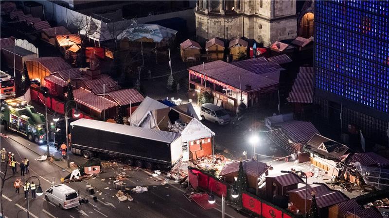 Von Bataclan bis heute: Wie sich Terror in Europa verändert Auch bei einem islamistischen Anschlag auf den Weihnachtsmarkt am Breitscheidplatz in Berlin war am 19. Dezember 2016 ein Terrorist nahe der Gedächtniskirche mit einem Lastwagen in eine Menschenmenge gefahren. (Archivbild)