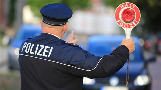 Auch bei einer normalen Verkehrskontrolle fühlen sich manche unwohl - wie verhalten sich Autofahrerinnen und Autofahrer richtig?