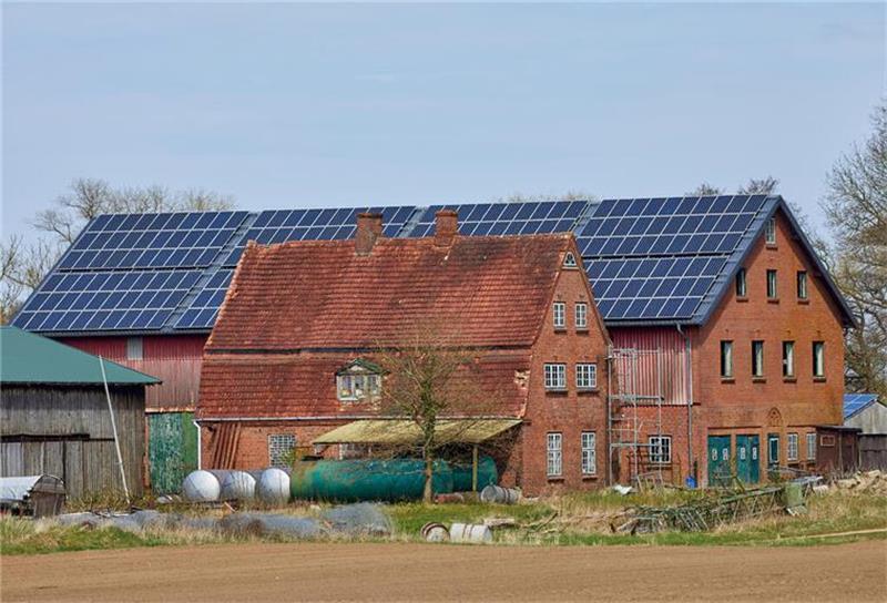 Auch bei unsanierten Bestandsbauten kann eine Photovoltaik-Anlage oder Wärmepumpe genutzt werden. Foto: Achim Banck/stock.adobe.com