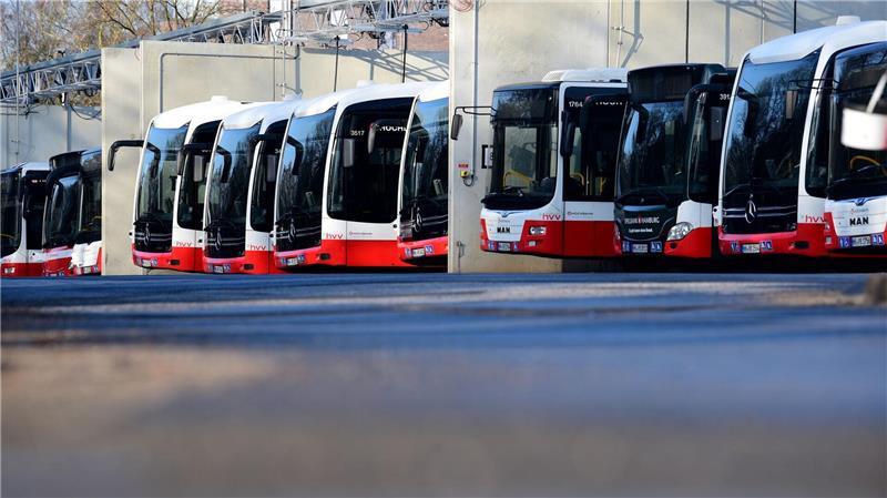 Streik legt Hamburgs Nahverkehr lahm – S-Bahn fährt weiter Auch beim Busverkehr ging bei der Hochbahn und bei den Verkehrsbetrieben Hamburg-Holstein (VHH) kaum noch etwas.