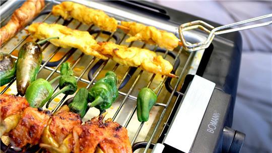 Auch beim Grillen mit dem Elektrogrill muss man auf die Nachbarn Rücksicht nehmen.