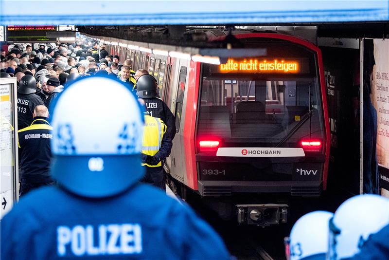 Diskussion um Fan-Randale: „Stadionbesuch sicherer als vor 30 Jahren“ Auch beim HSV und FC St. Pauli geht es häufiger gegen das Feindbild Polizei. Foto: dpa