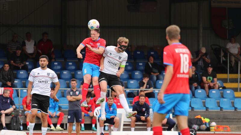 Ruschs lange Leidenszeit bei D/A Auch beim Kopfballspiel versucht Christian Rusch, seine Armbewegungen zu kontrollieren und die Arme nicht hochzureißen.