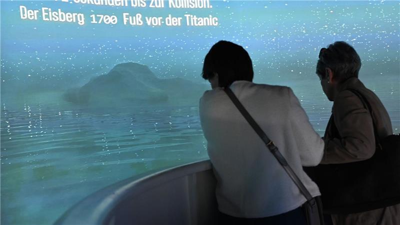 „Titanic“-Ausstellung in Hamburg: Ein Mythos wird lebendig Auch beim Zusammenstoß mit dem Eisberg sind die Besucher dank Videoprojektion hautnah dabei.