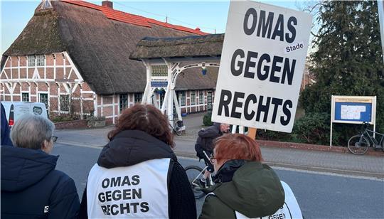 Auch beim ersten AfD-Stammtisch gab es eine Gegen-Demo vor dem Dorfgemeinschaftshaus in Neuenkirchen.