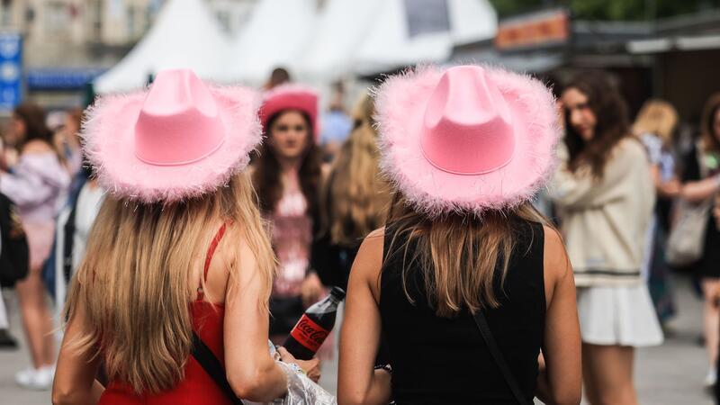 Gelsenkirchen, Taylor’s Version Auch bunte Cowboyhüte finden sich auf den Köpfen zahlreicher Swift-Fans.
