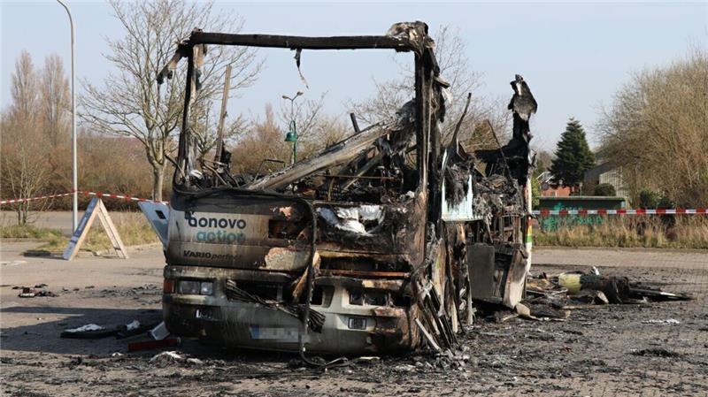 Landgericht Stade fällt Urteil nach Brandserie im Kreis Cuxhaven Auch das Corona-Testmobil der Tourismuswirtschaftsgemeinschaft (TWG) am Kreishaus Cuxhaven wurde in Brand gesteckt. Von dem Fahrzeug war nach dem Feuer nicht mehr viel übrig. Foto: Mangels
