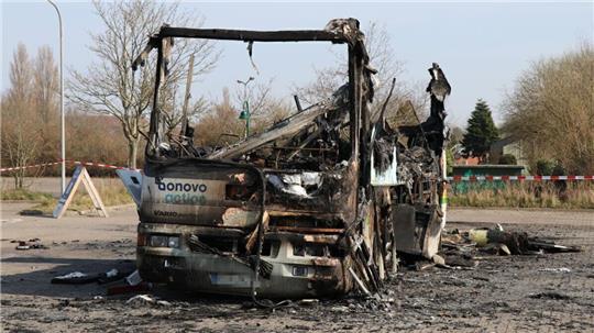 Auch das Corona-Testmobil der Tourismuswirtschaftsgemeinschaft (TWG) am Kreishaus Cuxhaven wurde in Brand gesteckt. Von dem Fahrzeug war nach dem Feuer nicht mehr viel übrig. Foto: Mangels