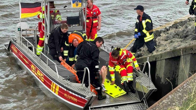 Auch das DLRG-Einsatzboot Klüten aus Buxtehude war vor Ort, die Wasserretter holten den Radler aus der Elbe.