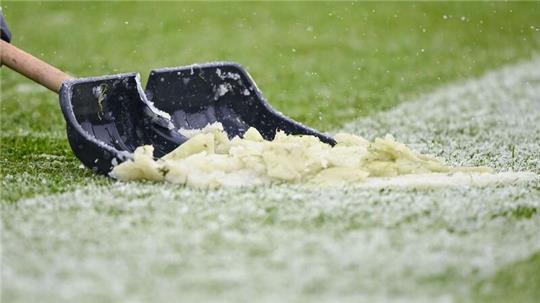 Auch das Frauenfußball-Topspiel Werder Bremen gegen den FC Bayern fällt wegen des Winterwetters aus. (Archivbild)