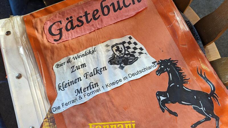 Auch das Gästebuch kann mitgenommen werden.Foto: Leandra Hanke