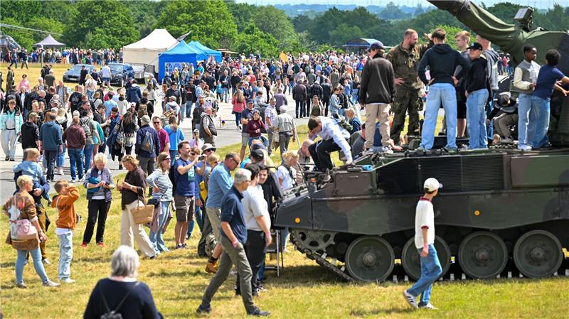 Auch das Heer präsentiert sich beim Tag der Bundeswehr in Nordholz und zeigt unter anderem Panzer und weitere Militärfahrzeuge.