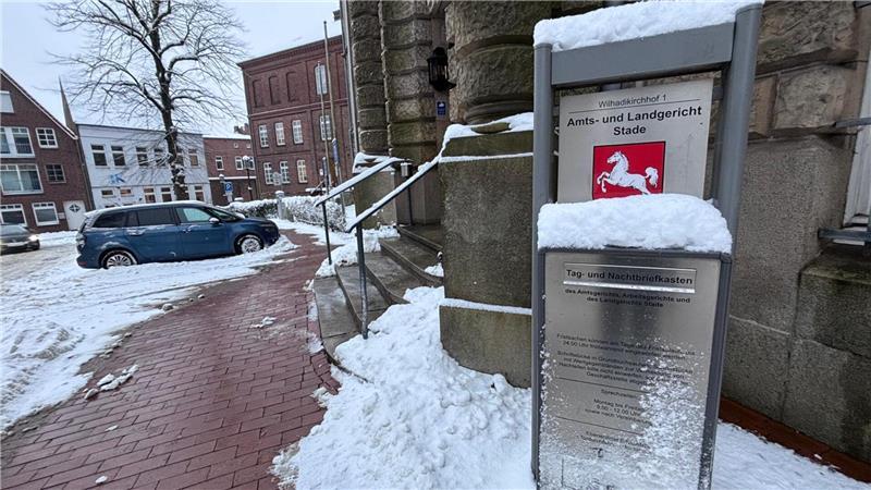 Auch das Landgericht Stade reagierte auf den heftigen Schneefall: Die Urteilsverkündung wurde auf Ende Januar verschoben.