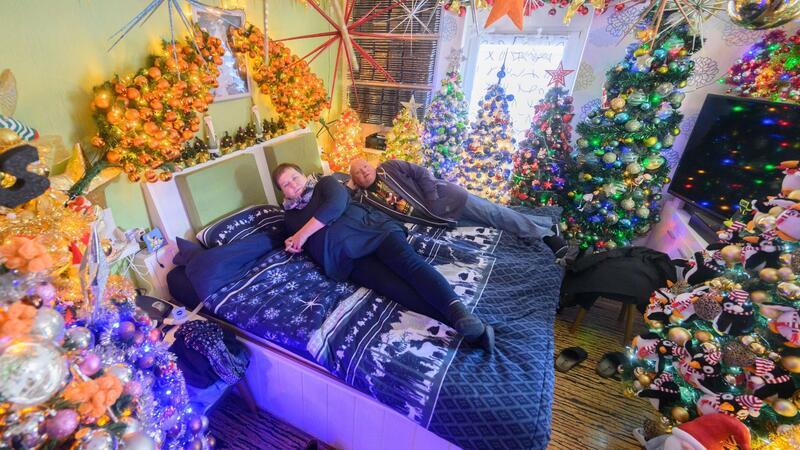 Auch das Schlafzimmer ist weihnachtlich geschmückt. Nachts bleibt die Beleuchtung allerdings aus.