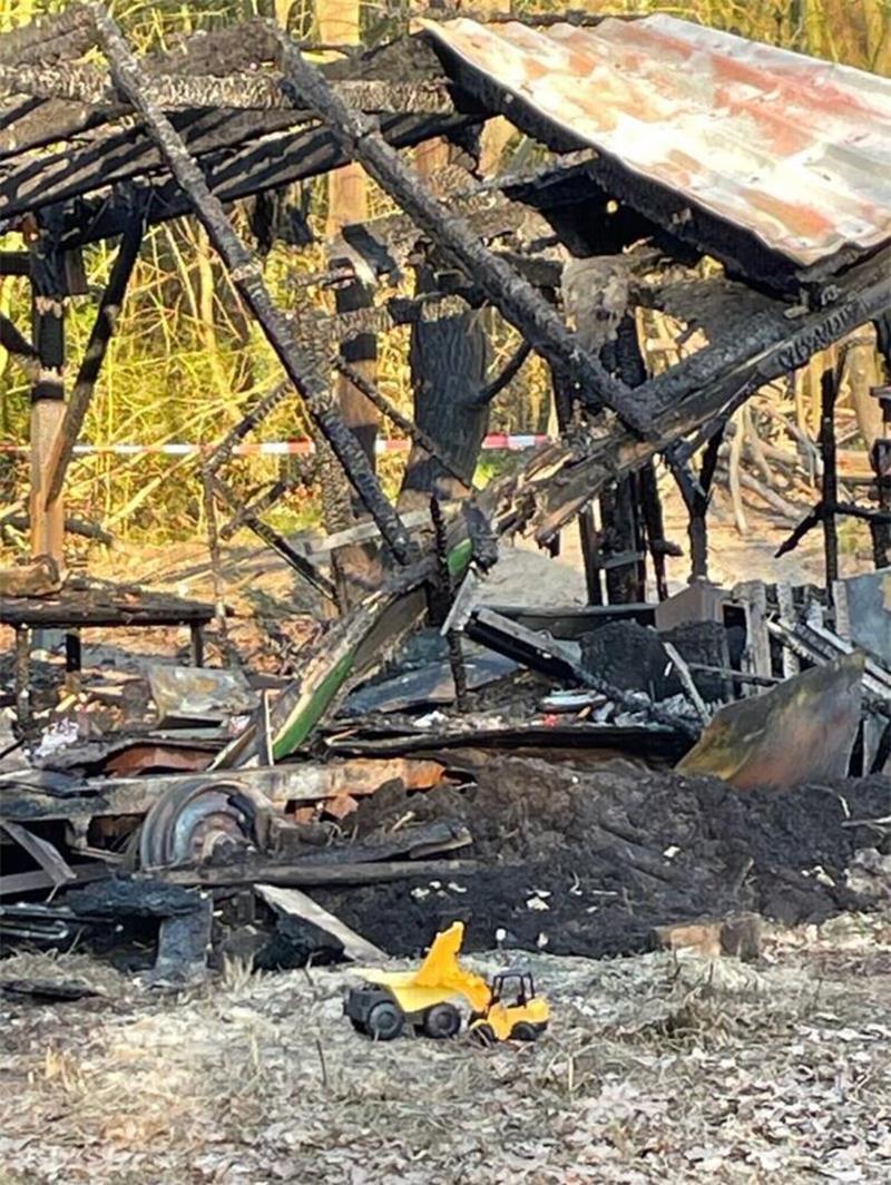 Nach vernichtendem Feuer in Wingst: Wie es im Waldkindergarten weitergeht Auch das Spielzeug fiel den Flammen zum Opfer. Nur ein gelber Spielzeugbagger liegt noch vor den Brandtrümmern.