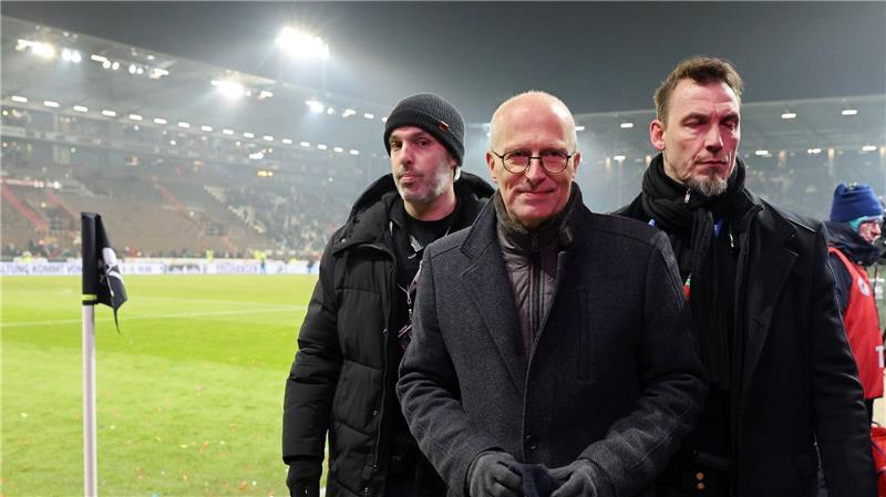 Auch das Stadtoberhaupt ließ sich das Stadtderby nicht nehmen: Hamburgs Bürgermeister Peter Tschentscher (M)