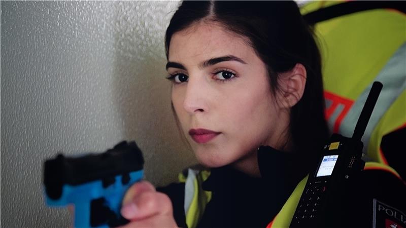 Auch das Training mit der Waffe gehört zur Polizeiausbildung. Zeynep Yalcin löst Konflikte lieber kommunikativ, im Einsatz musste sie die Pistole noch nie ziehen. Foto: NDR/S. Kättner-Neumann