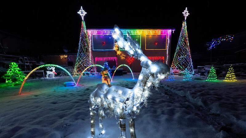 Auch das Weihnachtshaus von Familie Voß in Hohenlinden in Bayern leuchtet ein paar Tage vor dem ersten Advent.