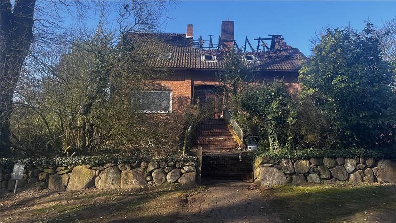Auch das Wohnhaus des Hofeigentümers ist vom Feuer stark beschädigt.