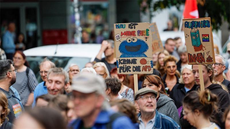 Auch das blaue Krümelmonster aus der „Sesamstraße“ ist im Protestzug zu sehen.