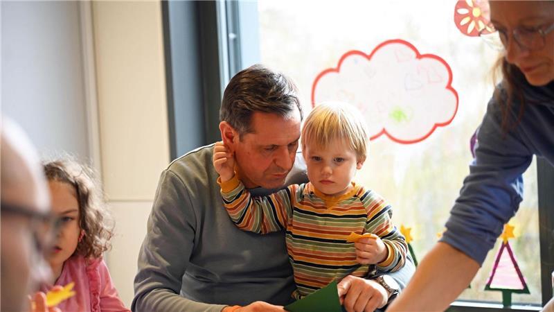 Auch das gehört zum Arbeitsalltag in der Kita ‒ ein Kind greift nach dem Ohr des Ministerpräsidenten.