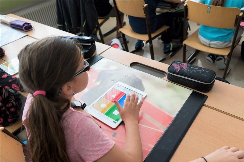 Auch das gehört zur Digitalisierung: Immer mehr Schüler arbeiten mit iPads. Foto: Pixabay
