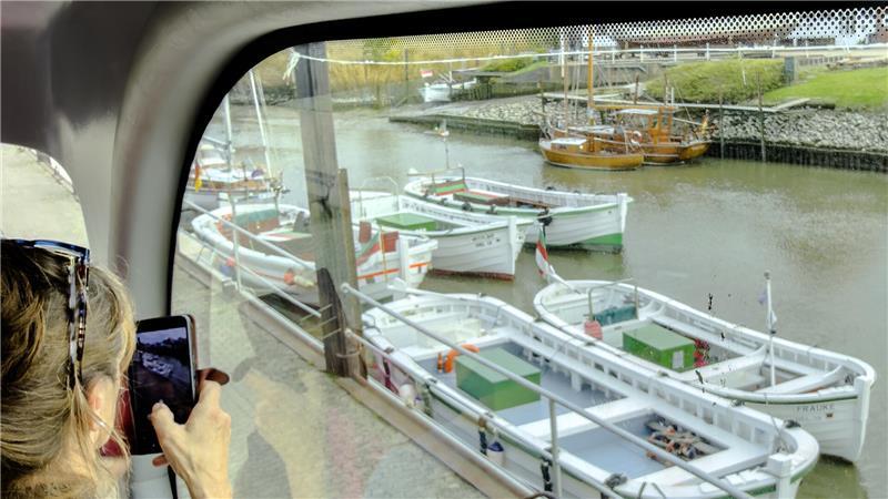 Auch das ist vom „Vogelkieker“ aus zu sehen: Der Freiburger Hafen mit Börtebooten vor der Traditionswerft Hatecke.