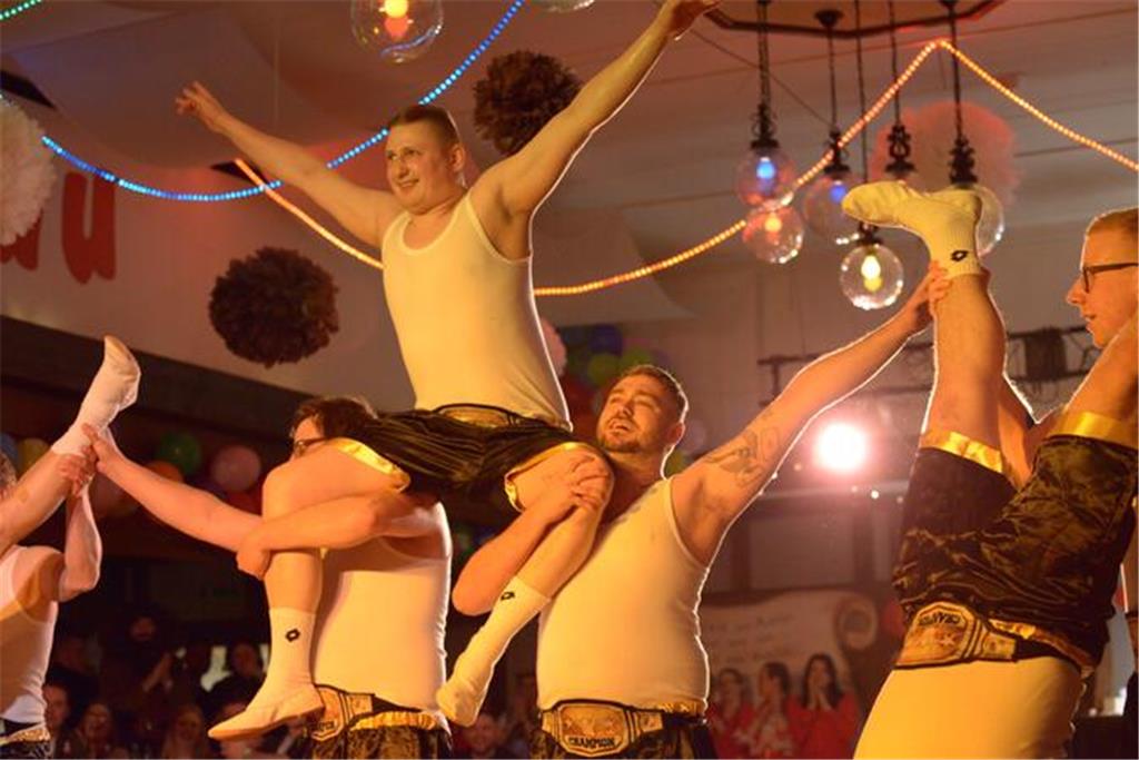 Auch das klassische Männerballett darf nicht fehlen.