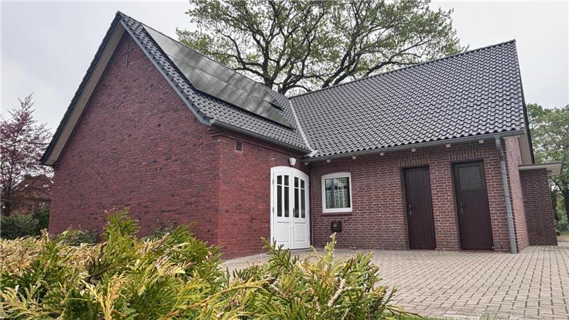 Auch das neue Dach der Friedhofskapelle Gierenberg wurde mit einer PV-Anlage ausgestattet.