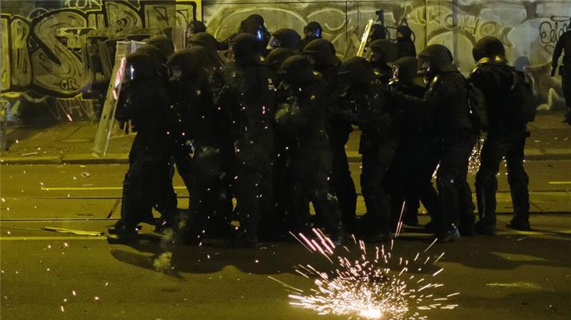 Böller-Tote und Angriffe auf Einsatzkräfte zum Jahresstart Auch das war Silvester: Angriffe auf die Polizei wie hier in Leipzig.