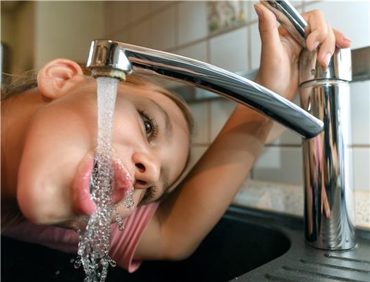 Auch das war in den vergangenen Tagen wegen eines Keimfunds in Harsefeld und vielen anderen Bereichen nicht angesagt: Trinken aus dem Wasserhahn. Fotos (2): Patrick Pleul/dpa