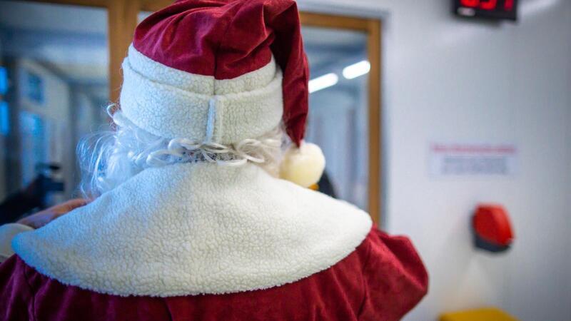 Auch das wird in vielen Kliniken angeboten: Der Weihnachtsmann schaut mal vorbei. Gerade auf den Kinderstationen kommt das ausgezeichnet an.