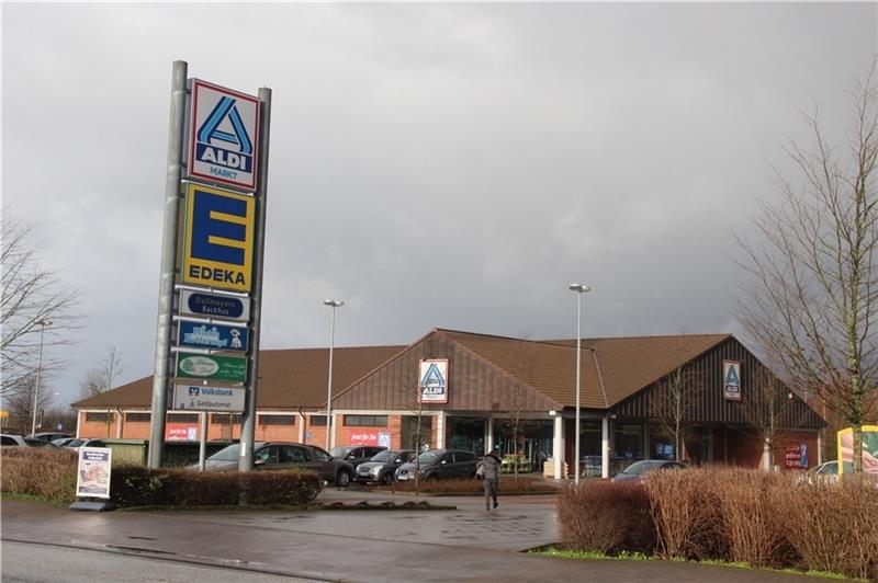 Auch den Aldi-Markt in den Wulmstorfer Wiesen im Neu Wulmstorfer Norden möchte das Unternehmen abreißen und in vergrößerter Form neu bauen. Neu Wulmstorfs Politik signalisiert grundsätzlich Zustimmung, möchte aber für die Gemeinde einen Meh